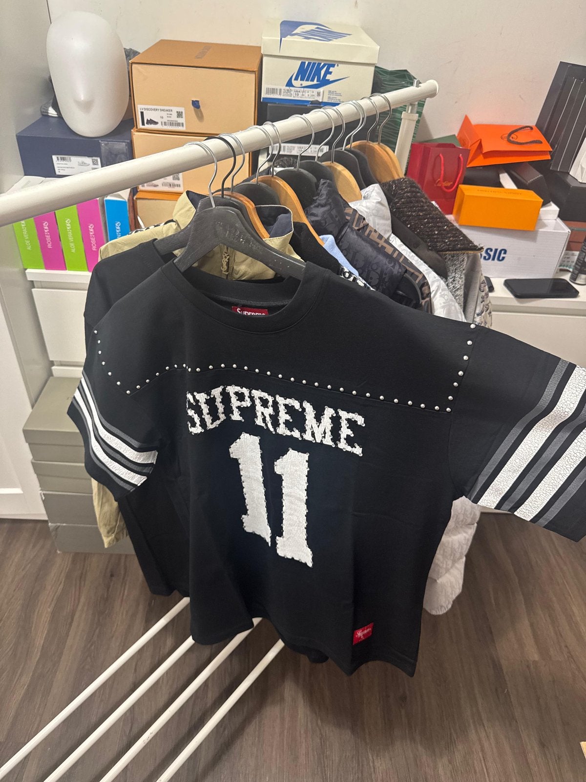 Supreme Studded Football "11" graphic T-shirt zwart, Kleding | Heren, T-shirts, Ophalen of Verzenden, Nieuw
