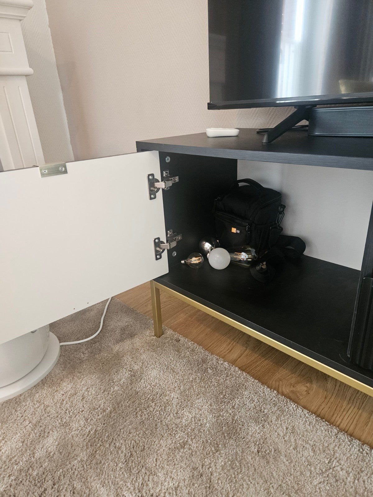 Modern zwart tv-meubel met gouden accenten, Huis en Inrichting, Kasten | Televisiemeubels, 100 tot 150 cm, Zo goed als nieuw, Minder dan 100 cm