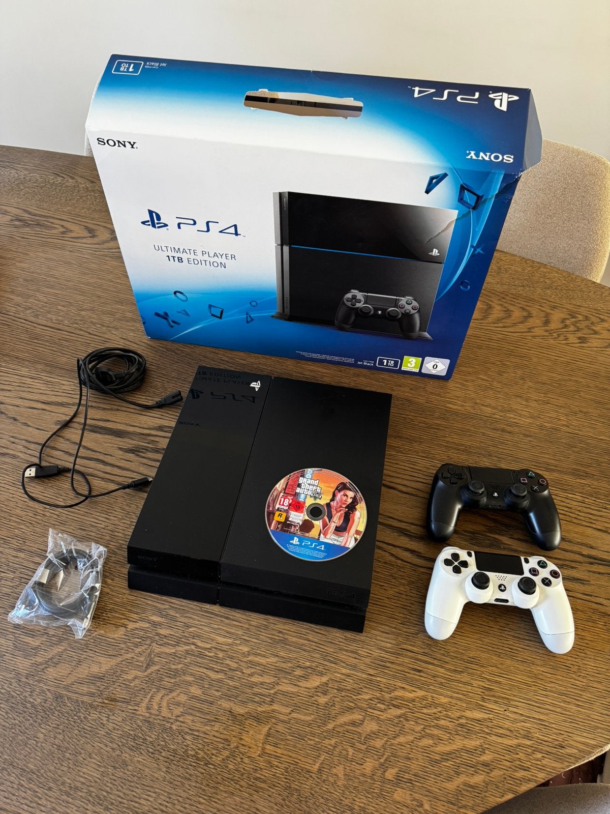 Sony PlayStation 4 1TB + 2 Controllers + GTA V