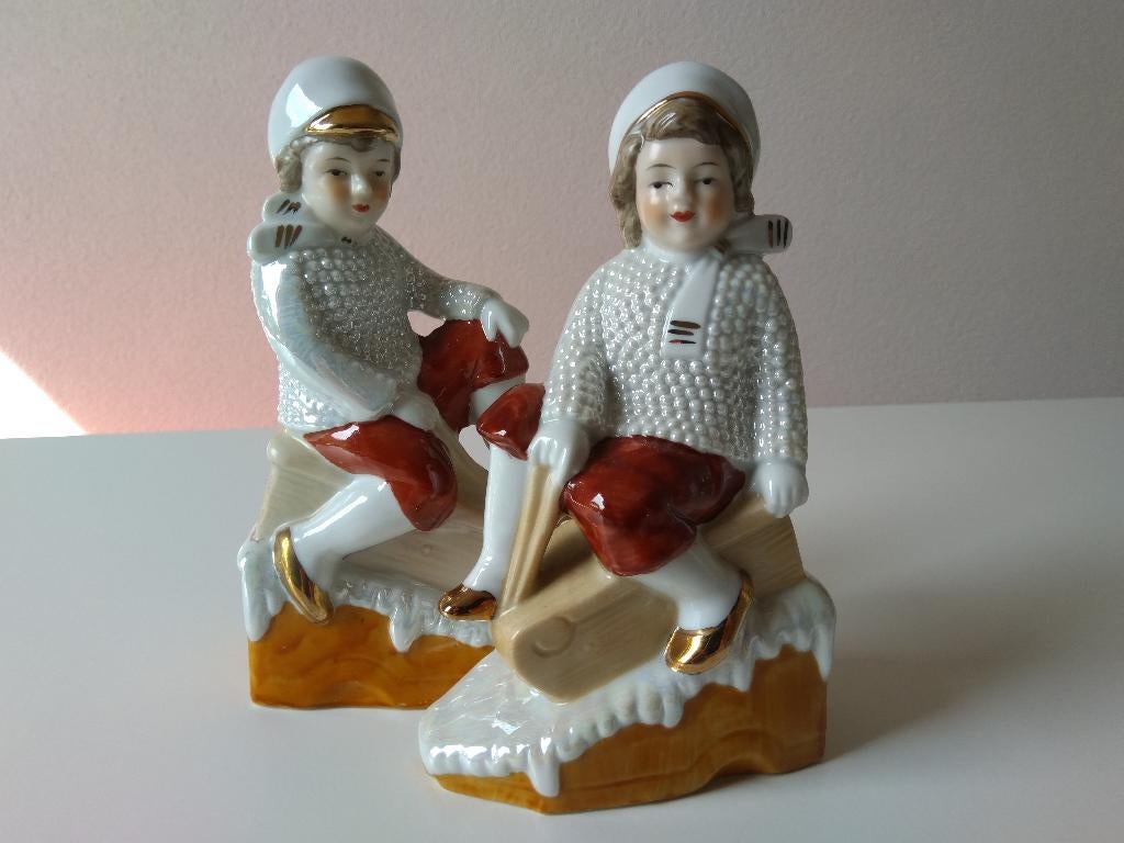 kinderen op slee, set porseleinen beeldjes, Verzamelen, Beelden en Beeldjes, Ophalen of Verzenden, Zo goed als nieuw, Mens