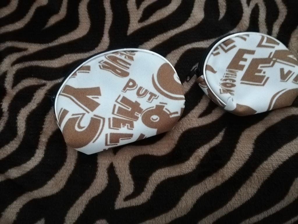 2 nieuwe beige/bruine toilettasjes, Verzenden, Nieuw, Bruin, Dame