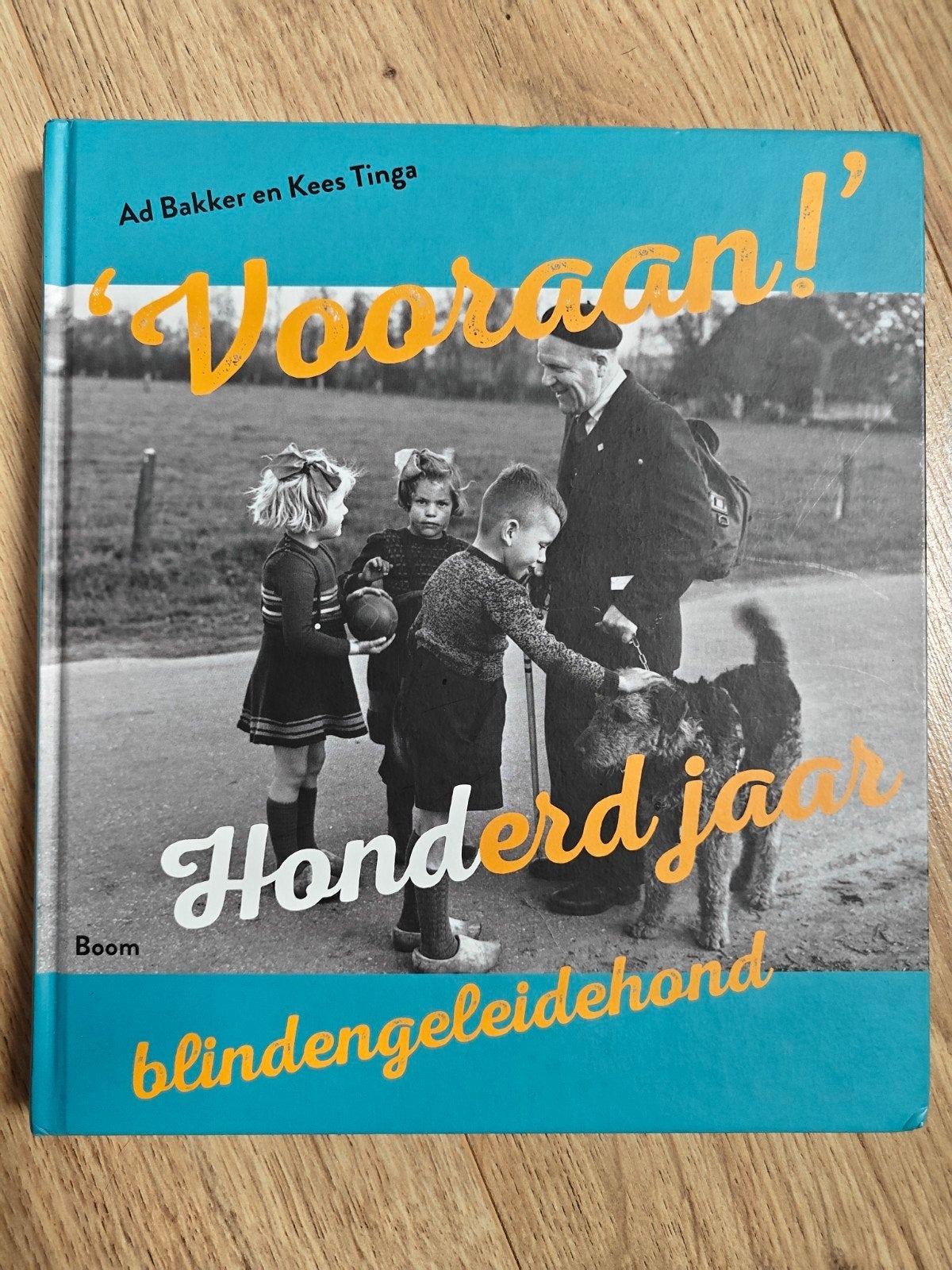 Kees Tinga - Vooraan!, Boeken, Ophalen of Verzenden, Zo goed als nieuw, Kees Tinga; Ad Bakker