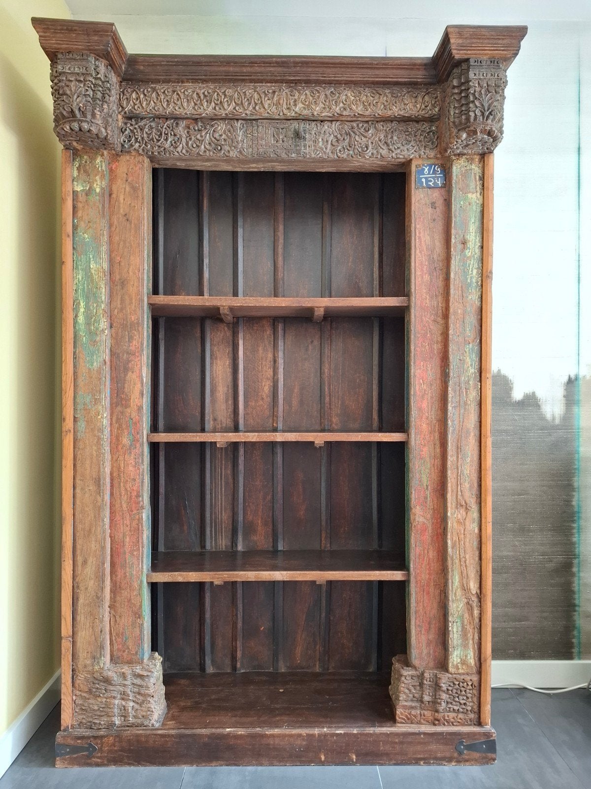Unieke Indiase boekenkast gemaakt van een oude deur/poort., Ophalen of Verzenden, 25 tot 50 cm, 200 cm of meer