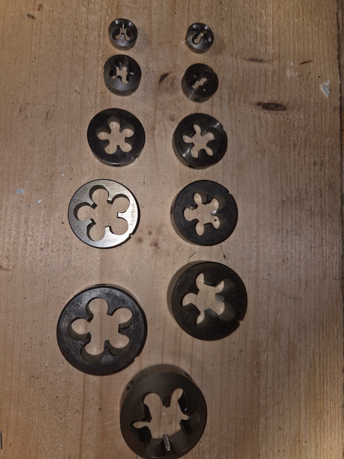 Set van 11 snijplaten (draadsnijders) in diverse maten, Ophalen of Verzenden, Gebruikt, Snijgereedschap