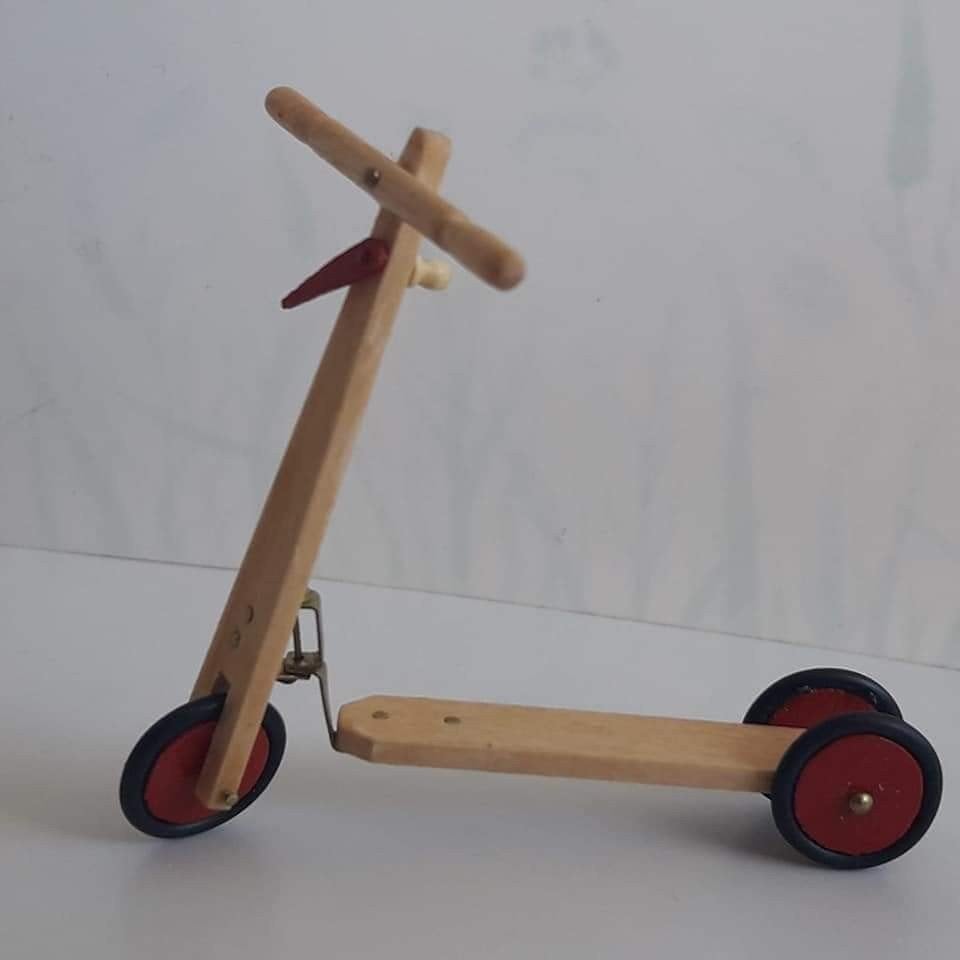 Houten stepje, schaal 1:12 .Poppenhuis miniatuur., Verzamelen, Ophalen of Verzenden, Nieuw