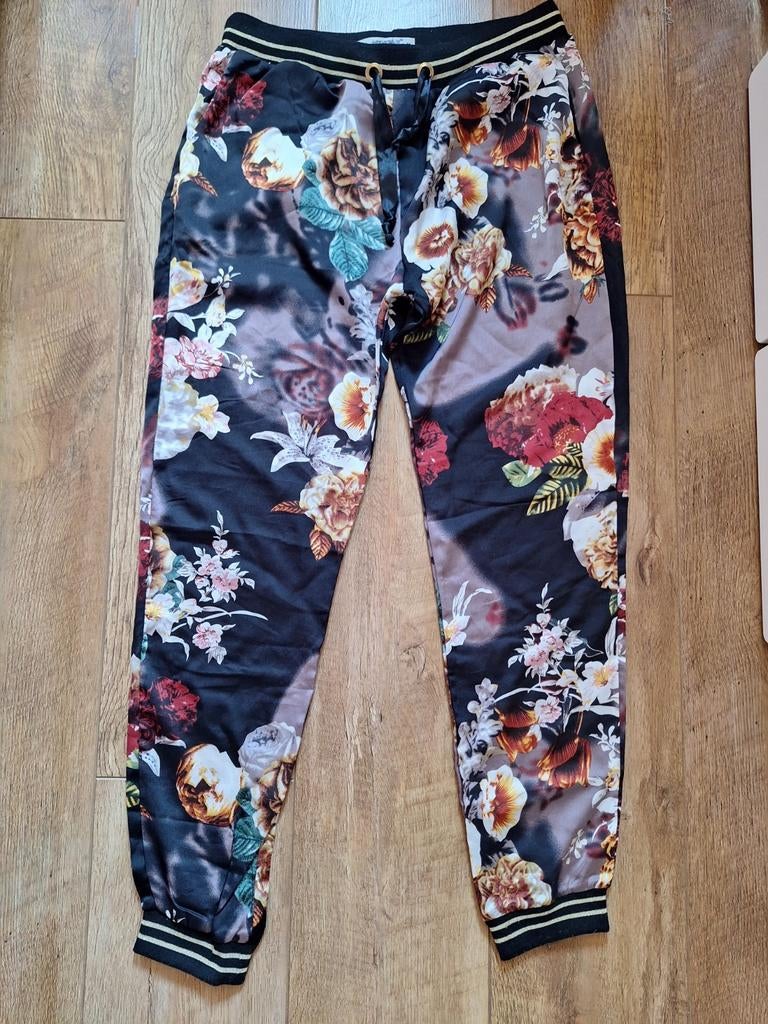 Zijden broek met bloemenprint, Kleding | Dames, Broeken en Pantalons, Ophalen of Verzenden, Zo goed als nieuw, Maat 36 (S), Zwart