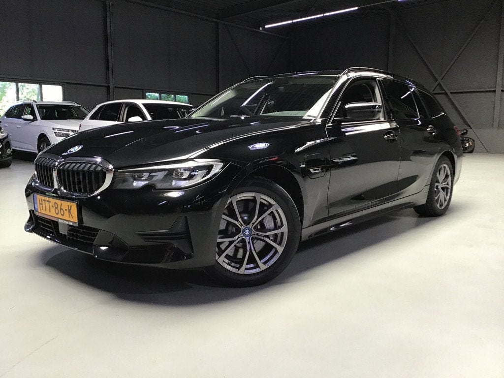 BMW 3-serie Touring 330e Business Edition Plus I 293PK I Cam, Automaat, 1998 cc, Achterwielaandrijving, Gebruikt