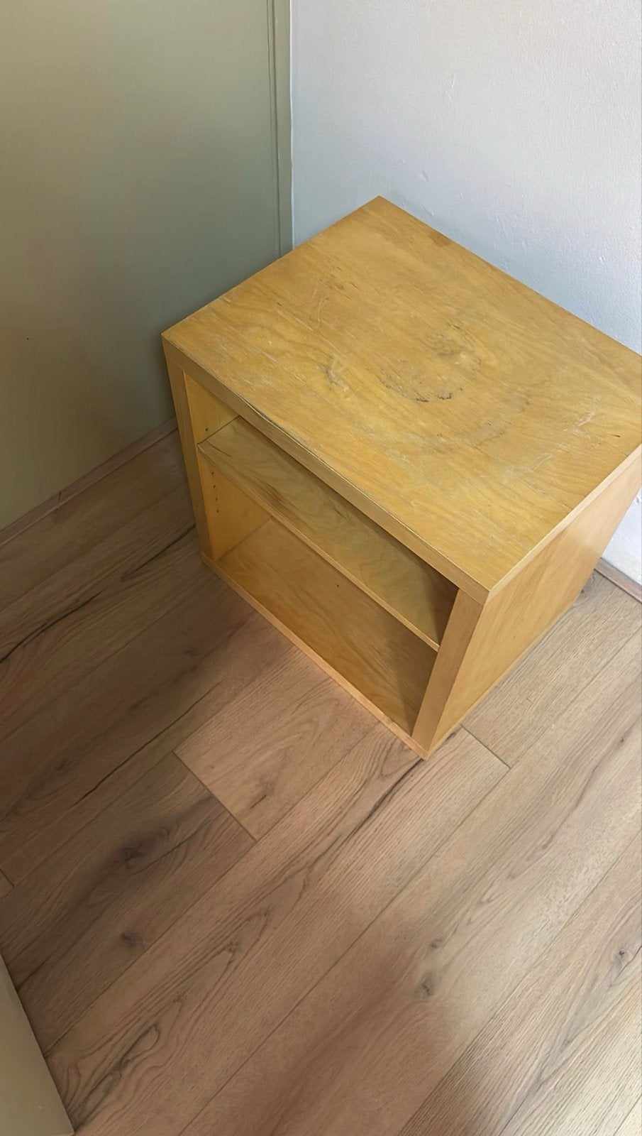 Houten nachtkastje/bijzettafel met open vak, Ophalen, Met plank(en), Minder dan 50 cm, Gebruikt