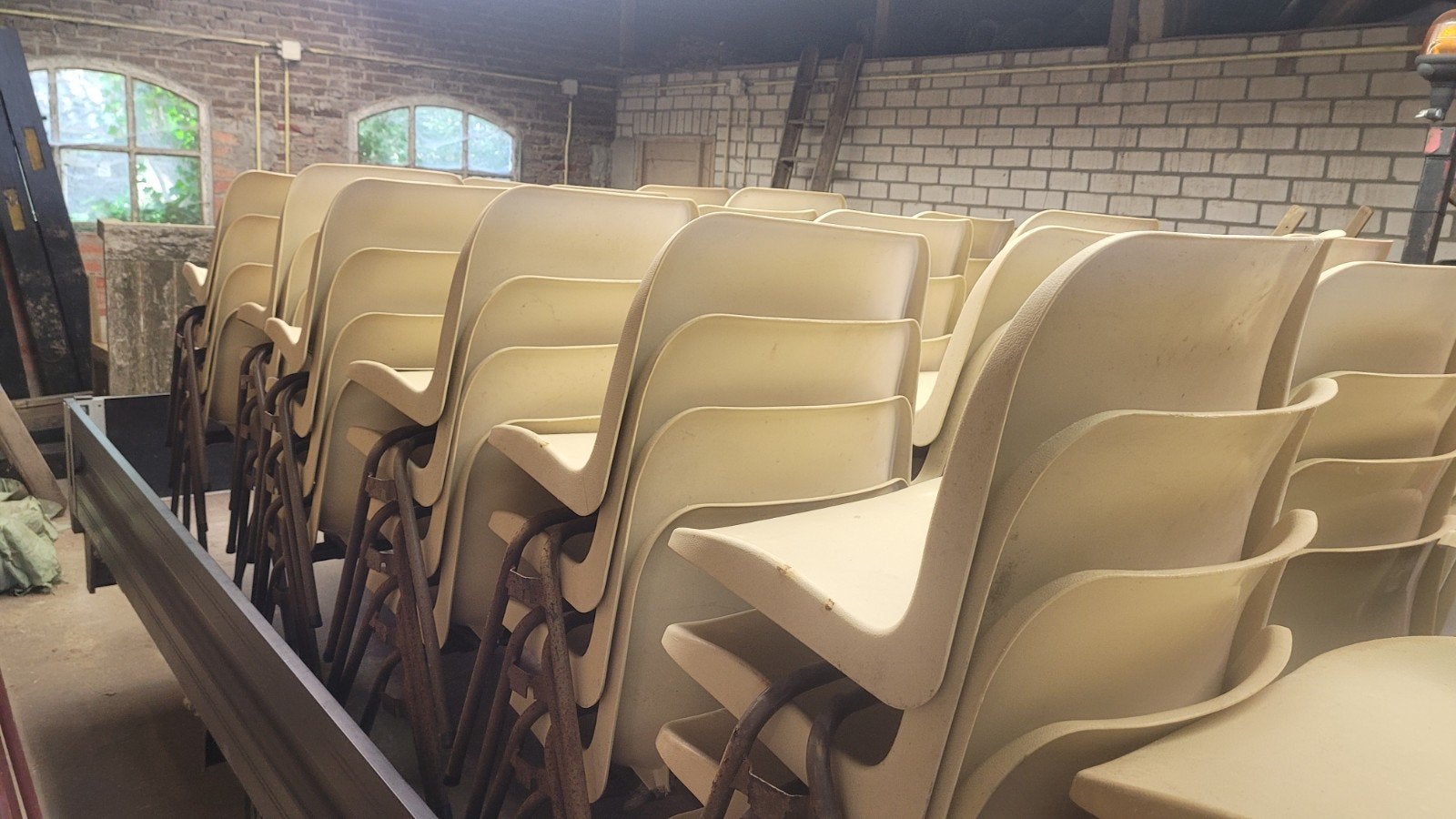 Partij van 84 stapelbare en schakelbare stoelen, Gebruikt, Overige kleuren, Ophalen of Verzenden, Metaal