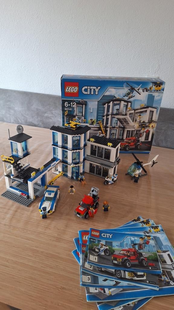 Lego politiebureau set 60141, incl.doos en boekjes, Kinderen en Baby's, Ophalen of Verzenden, Zo goed als nieuw, Complete set