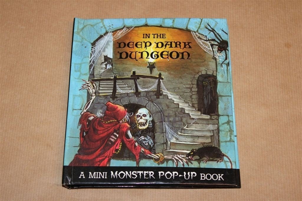 In the Deep Dark Dungeon — Pop-up Boek met Monsters, Ophalen of Verzenden, Gelezen