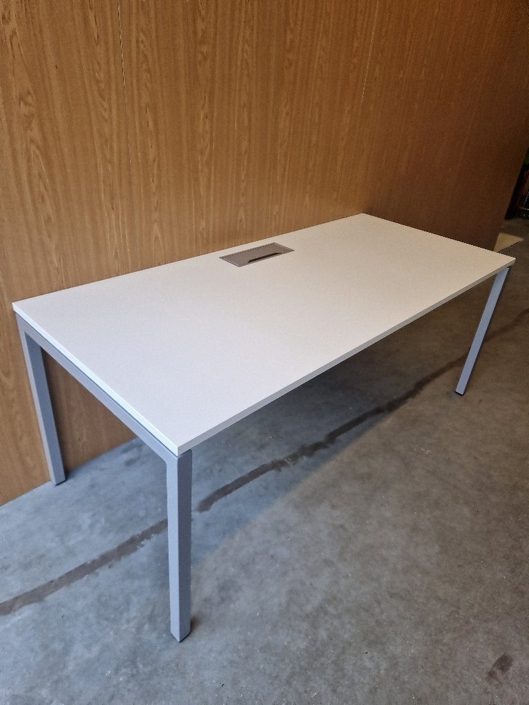 Bureautafel 180x80 cm met kabeldoorvoer (nieuw), Ophalen, 180 cm, Spaanplaat of MDF, Schoolbureau