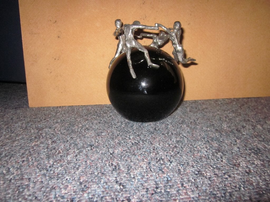 Sculptuur "om de wereld", Antiek en Kunst, Ophalen, Zwart, 13 cm, Steen/keramiek