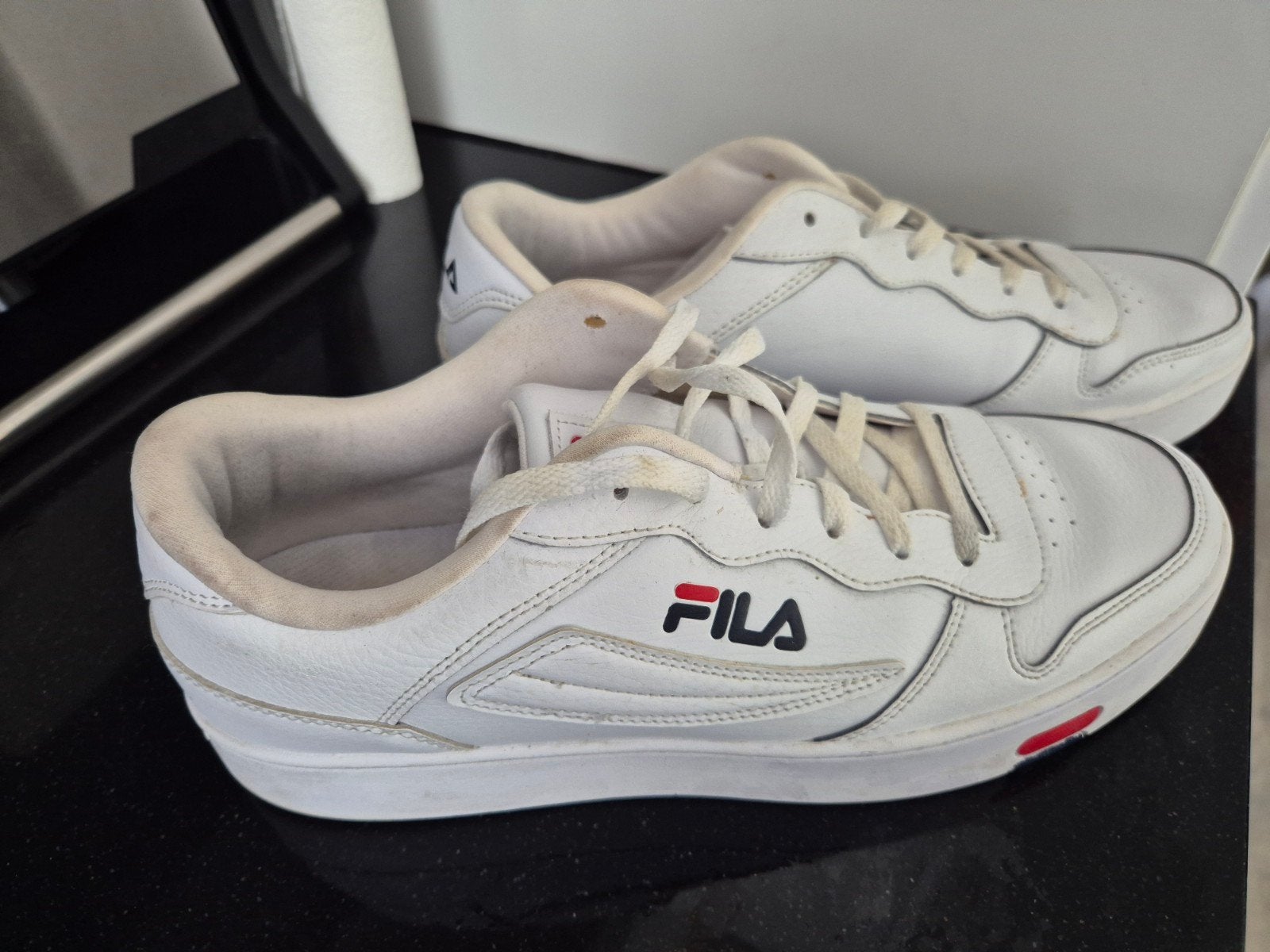 Witte Fila Sneakers - Maat 45, Ophalen of Verzenden, Gedragen, Wit