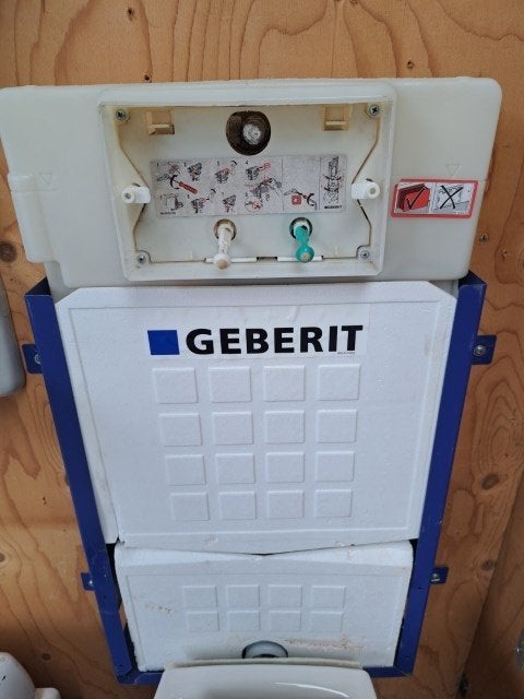 geberit inbouwreservoir up320 met creme hangtoilet drukknop, Doe-het-zelf en Verbouw, Ophalen, Gebruikt, Toilet
