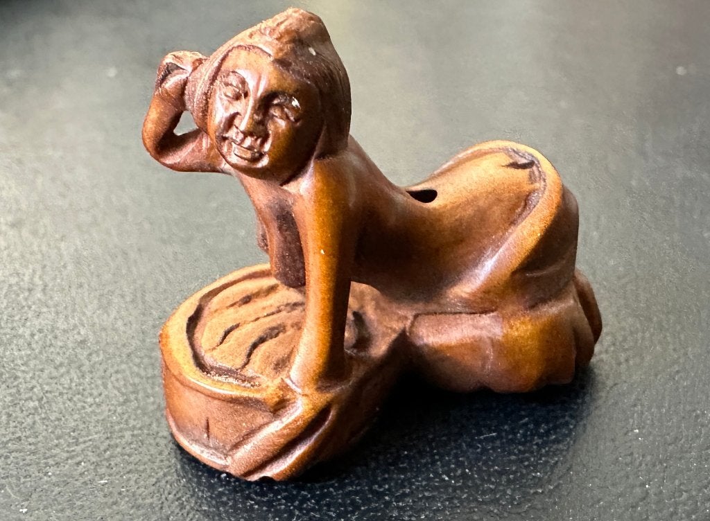 Buxushouten Erotic Ojime van een Geisha met was tobbe Japan, Antiek en Kunst, Hout, Bruin, Ophalen of Verzenden, Japan