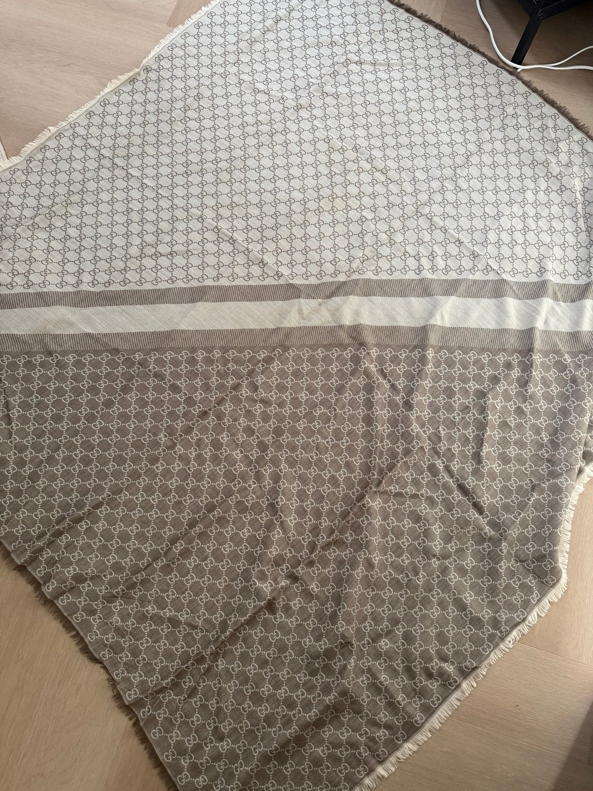 Gucci sjaal 140x130 zo goed als nieuw, Ophalen of Verzenden, Zo goed als nieuw, Sjaal