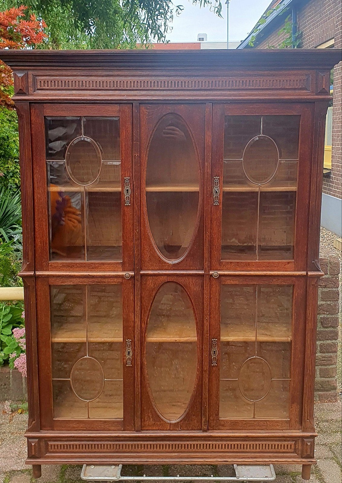 Antieke houten vitrinekast met facet geslepen glas-in-lood, Ophalen