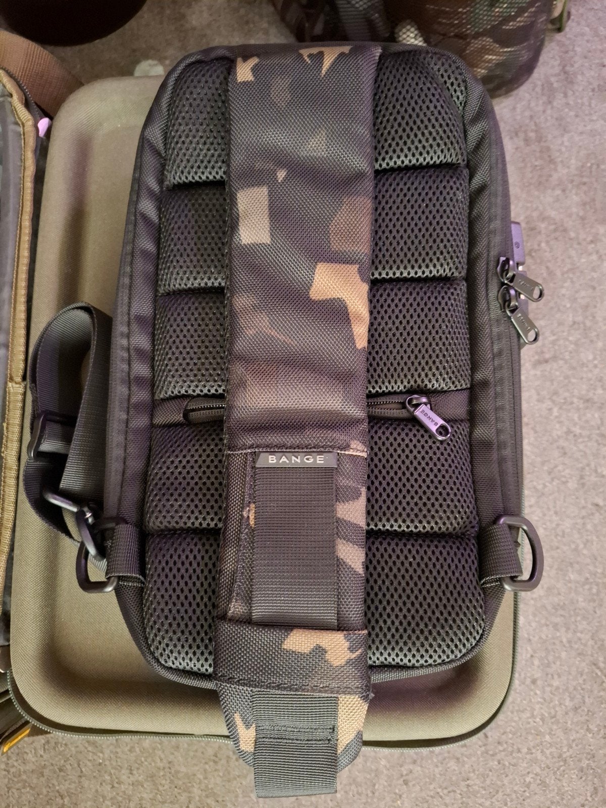 BANGE Sling Bag met Cijferslot en USB-poort - Camouflage, Ophalen, Nieuw