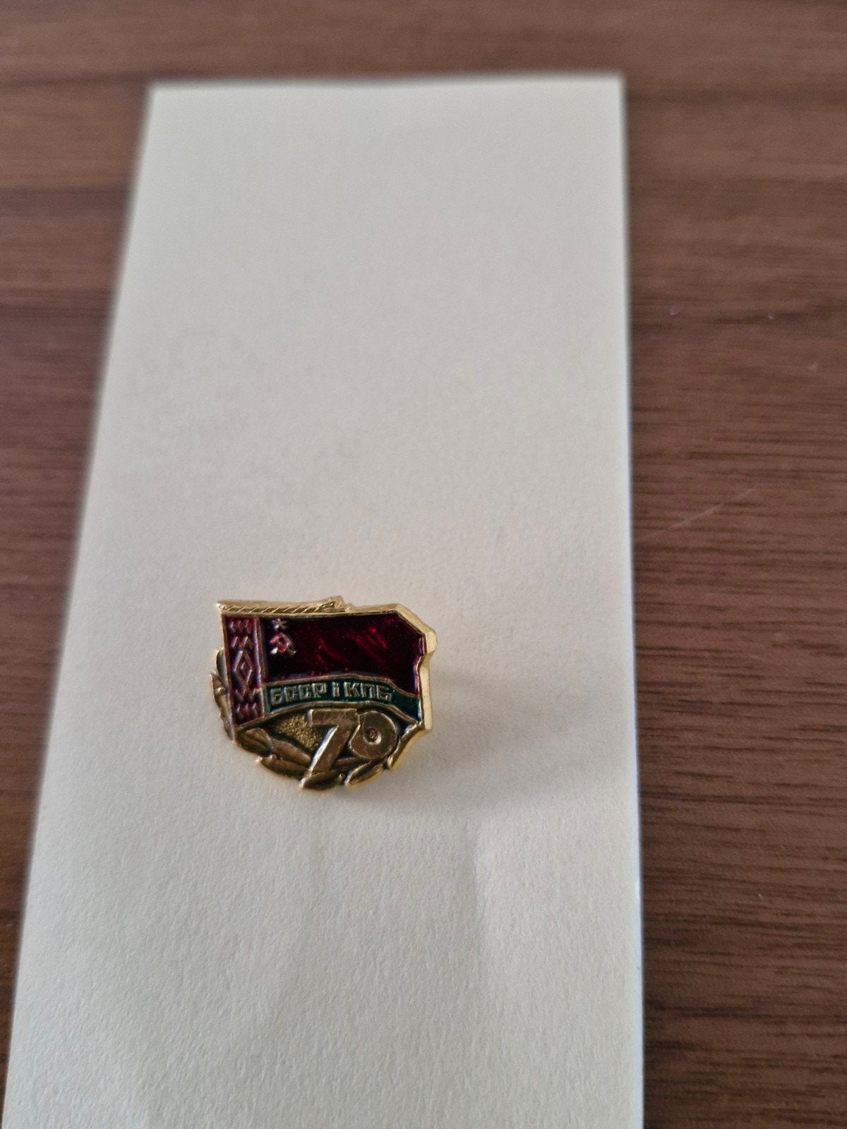 R 055 Vintage Sovjet Pin - 70 jaar Oktoberrevolutie, Verzamelen, Ophalen of Verzenden, Gebruikt, Overige onderwerpen, Speldje of Pin