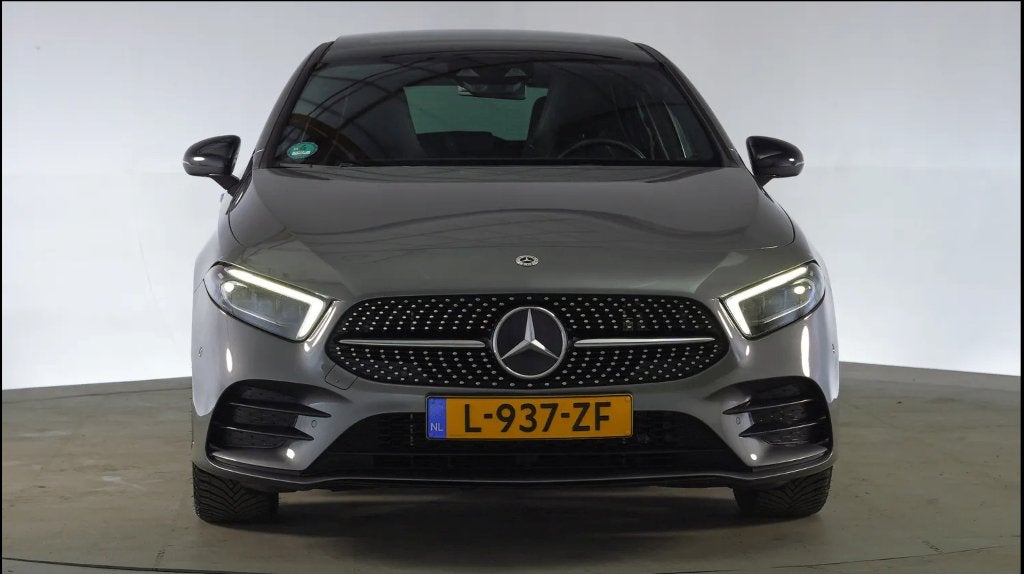 Mercedes-Benz A250e AMG Line 218pk Panorama Grijs, Auto's, Mercedes-Benz, Dealer onderhouden, 4 cilinders, Lichtsensor, 1600 kg