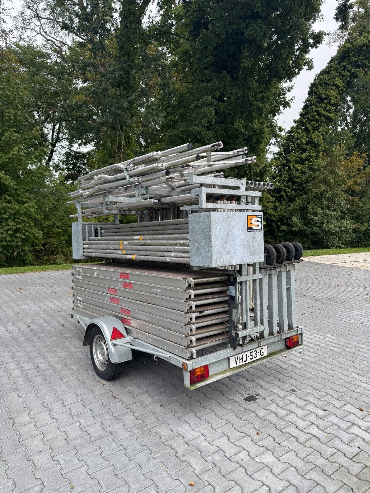 Steiger op aanhanger - 14,2m werkhoogte, Ophalen, Gebruikt, Rolsteiger of Kamersteiger, 5 meter of hoger