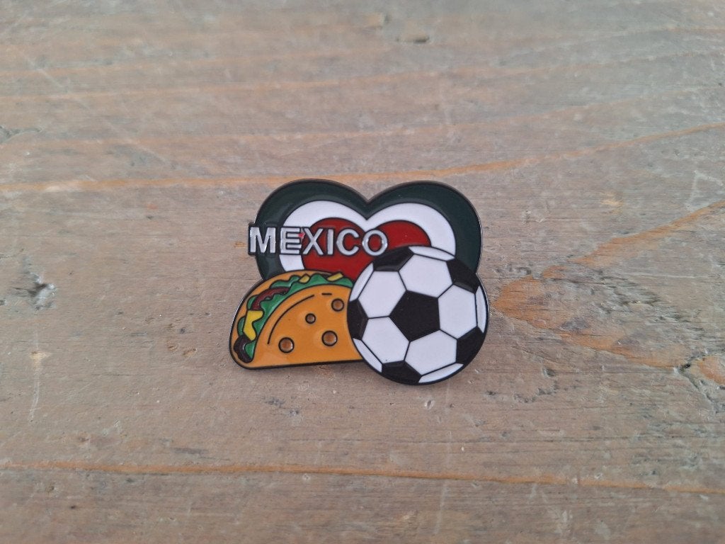 1 pin met een Voetbal, Taco en Mexico te koop, Verzamelen, Ophalen of Verzenden, Nieuw, Overige onderwerpen, Speldje of Pin