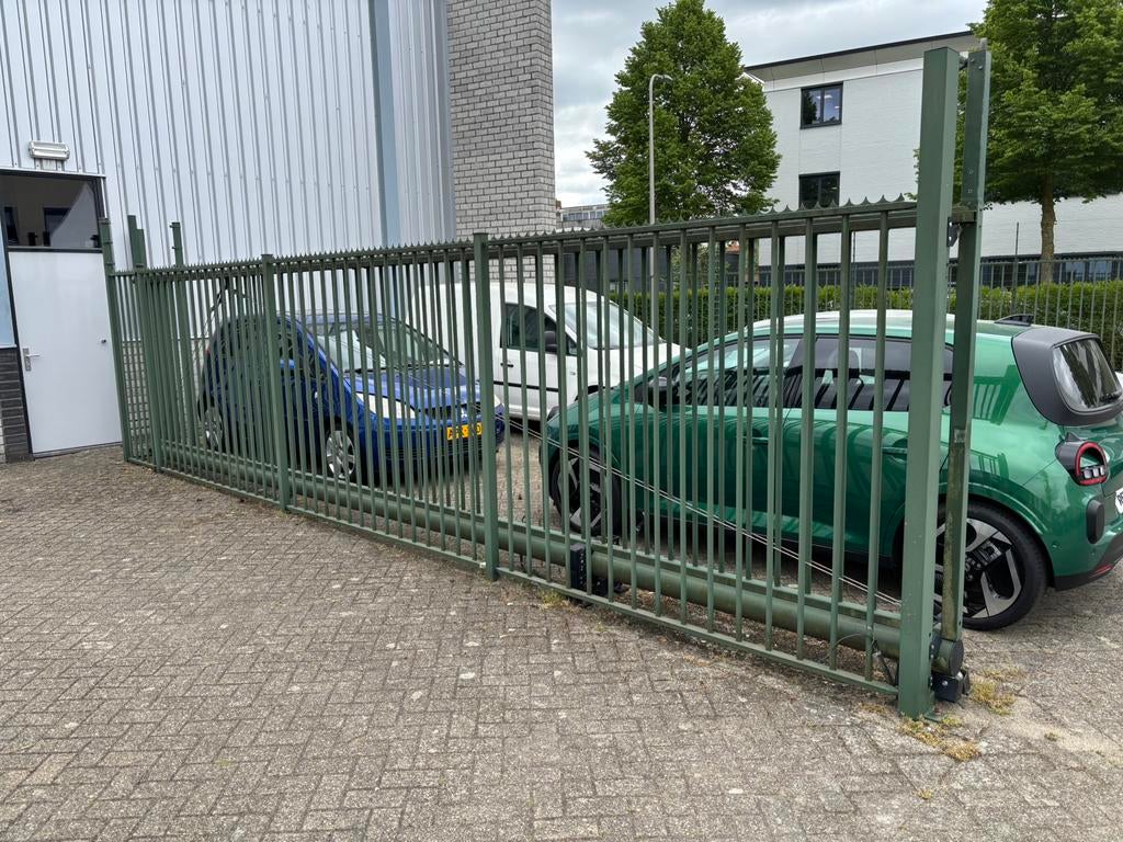 Te koop schuifpoort hekwerk, Ophalen, Zo goed als nieuw, IJzer, Spijlenhekwerk