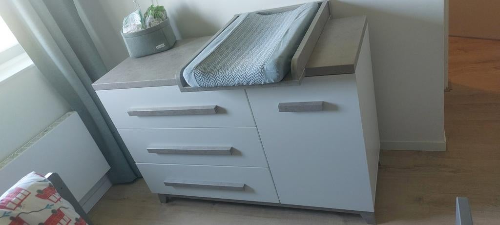 TWF Ledikant en commode met barrièr wit met betonlook, Ophalen, Gebruikt, Jongetje of Meisje