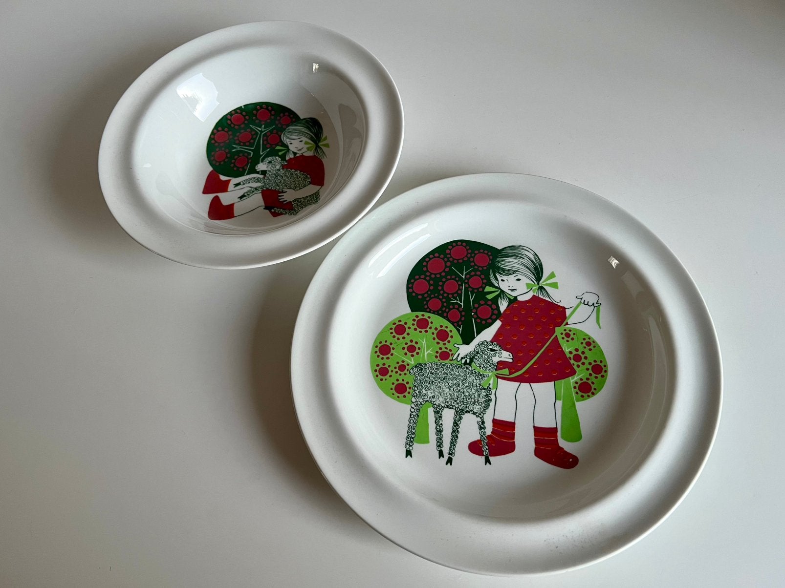 Arabia Kinderservies Borden Meisje Schaap Kaarina Aho 1968, Antiek en Kunst, Antiek | Servies los, Ophalen of Verzenden