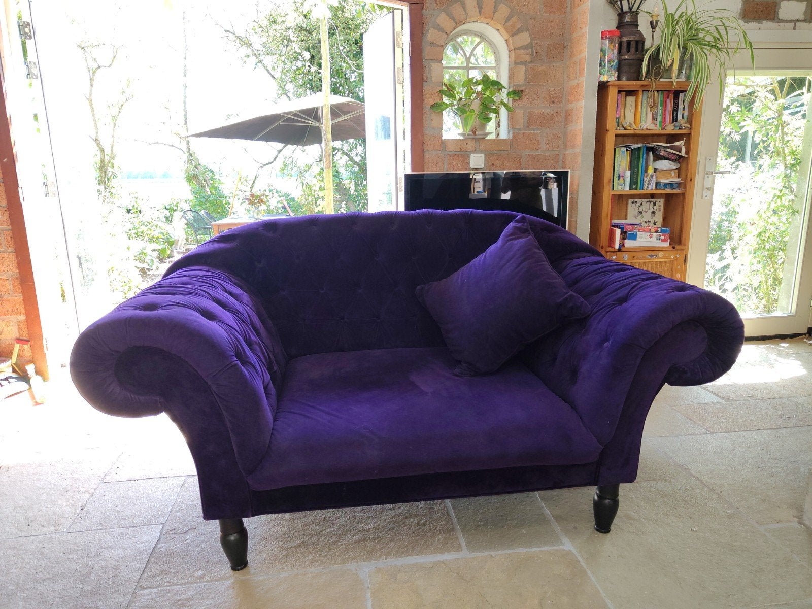 Prachtige paarse fluwelen loveseat (1,5 a tweepersoons bank), Huis en Inrichting, Banken | Bankstellen, Ophalen, 100 tot 125 cm
