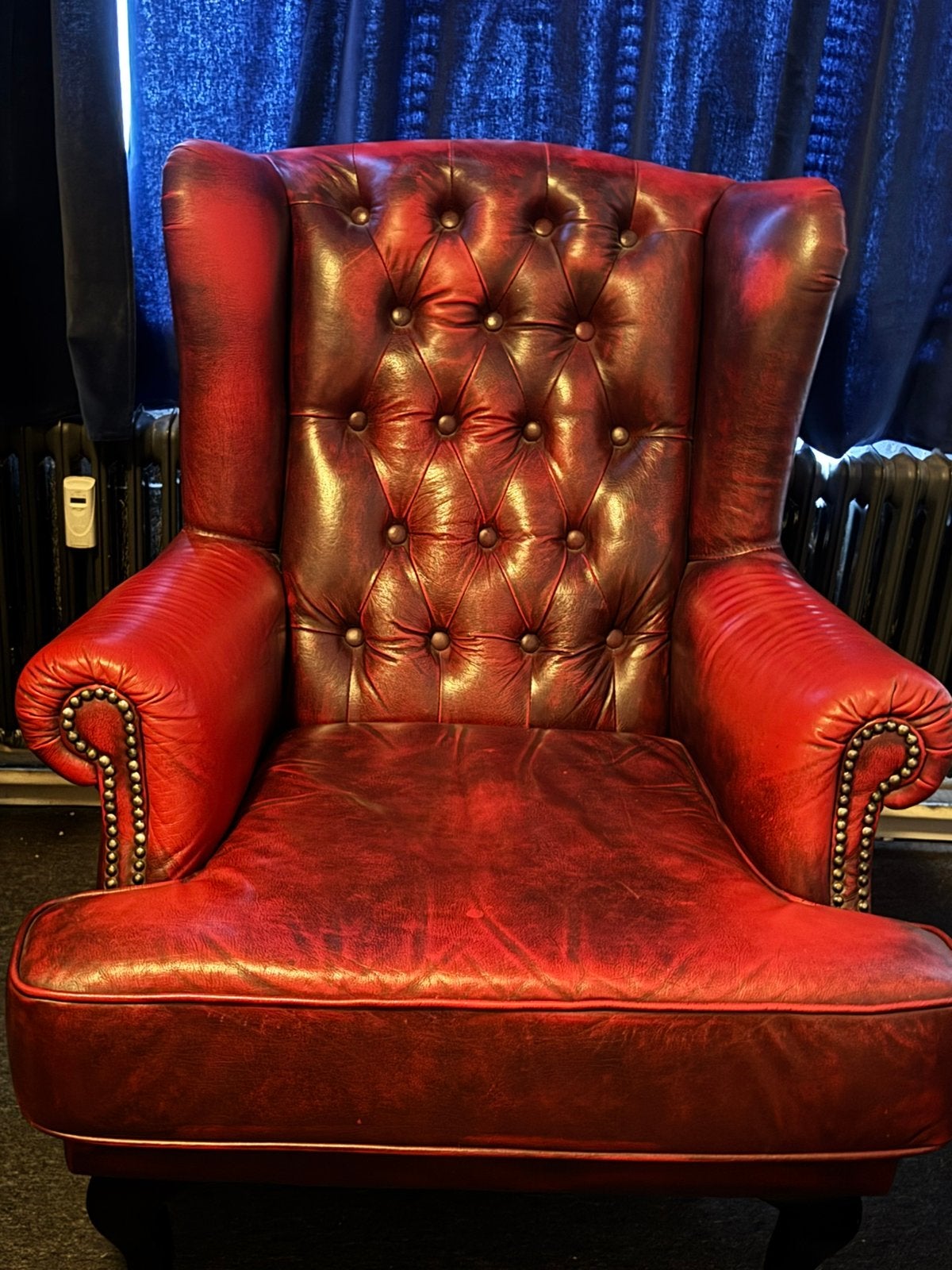 Originele Chesterfield fauteuil donkerrood leer, Ophalen, Gebruikt, Chesterfield gecappitioneerd en afgewerkt met messing nagels