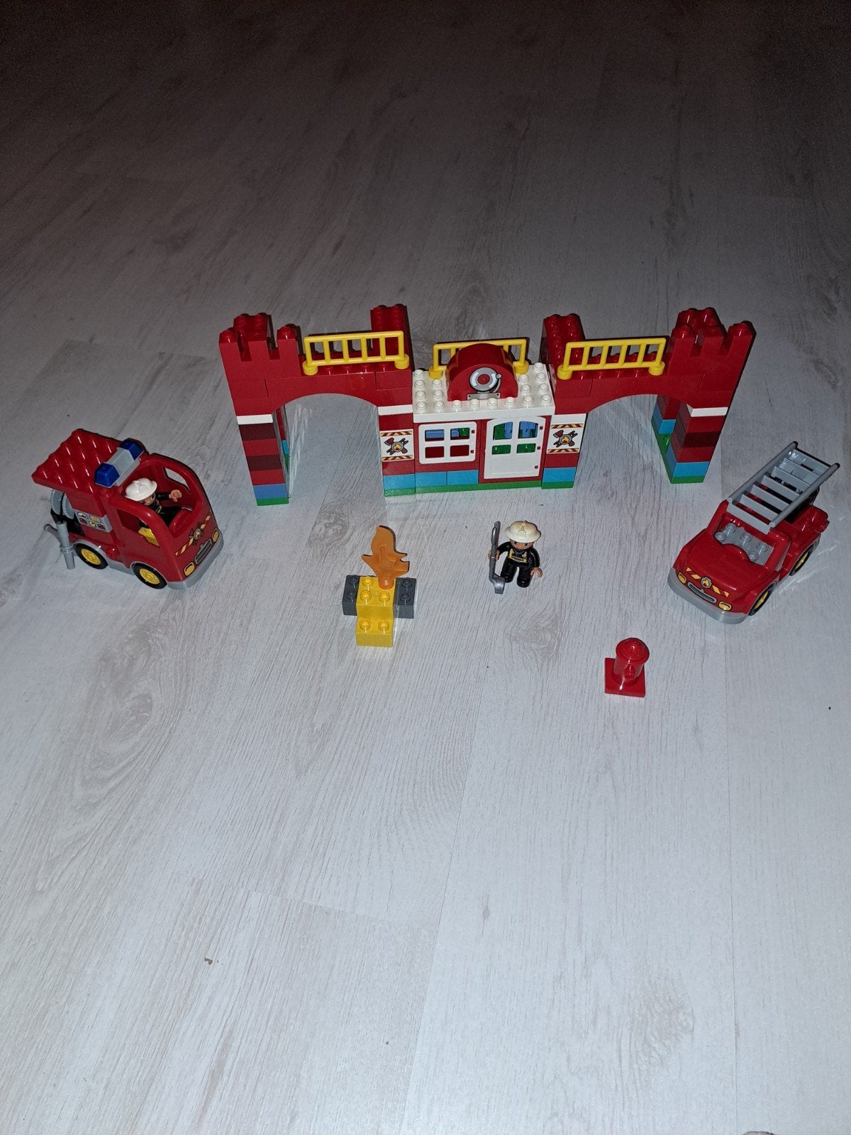Lego Duplo Brandweerkazerne 10593 met brandweerwagens, City, Ophalen of Verzenden, Zo goed als nieuw, Complete set