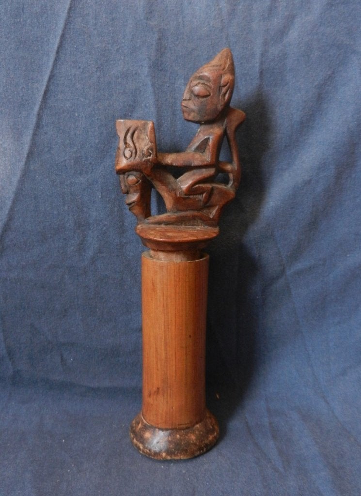 Medicijnkoker met ruiter en kalender Borneo Batak h. 20.9, Hout, Gesneden, Bruin, Overige typen