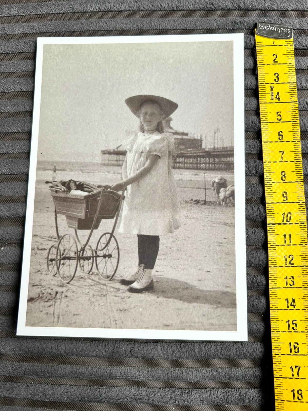 622. Kaart Meisje oude klederdracht  strand kinderwagen, Ophalen of Verzenden, Ongelopen, Klederdracht