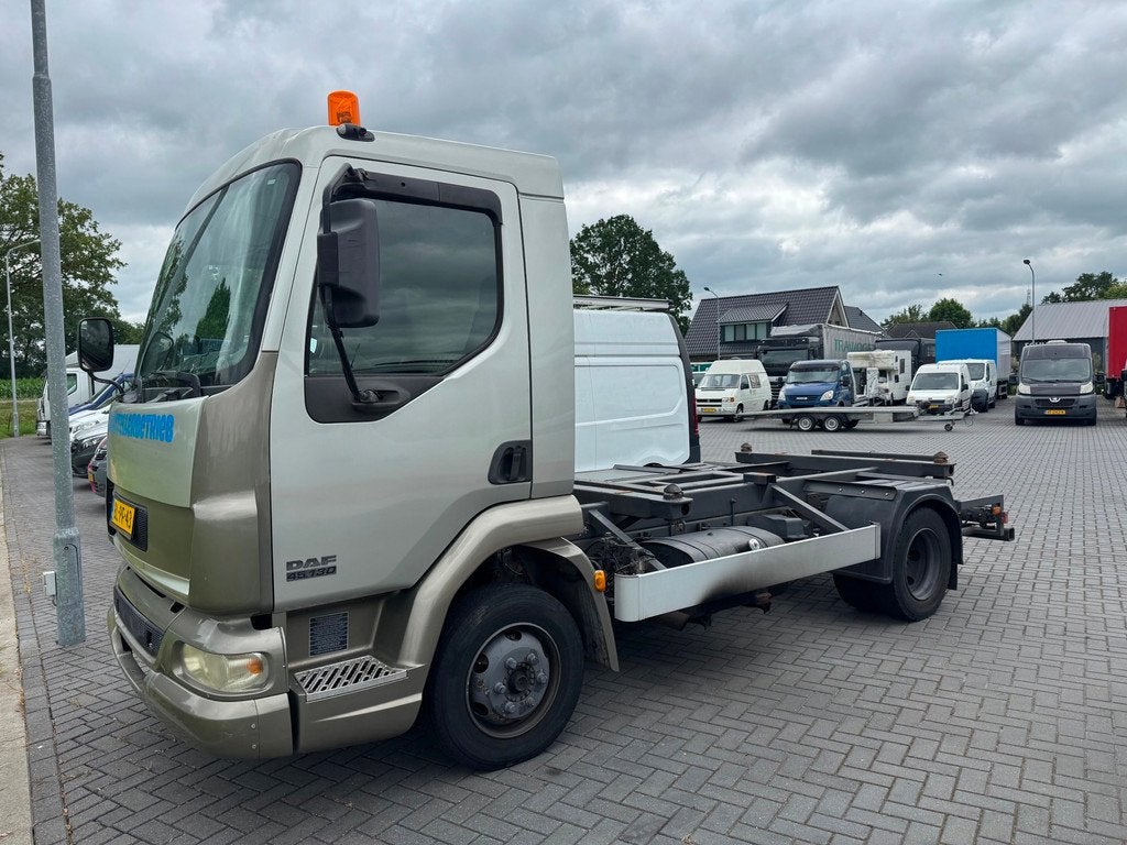 DAF LF 45 130 pk chassi, Auto's, Vrachtwagens, Zwart, Origineel Nederlands, Bedrijf, DAF