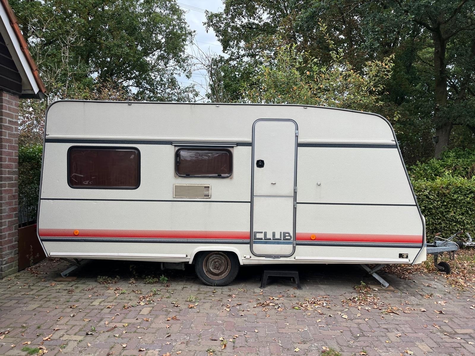 Bürstner Club 4607 - Compacte en complete caravan, Rondzit, Omvormbare zithoek, Kachel, 750 - 1000 kg