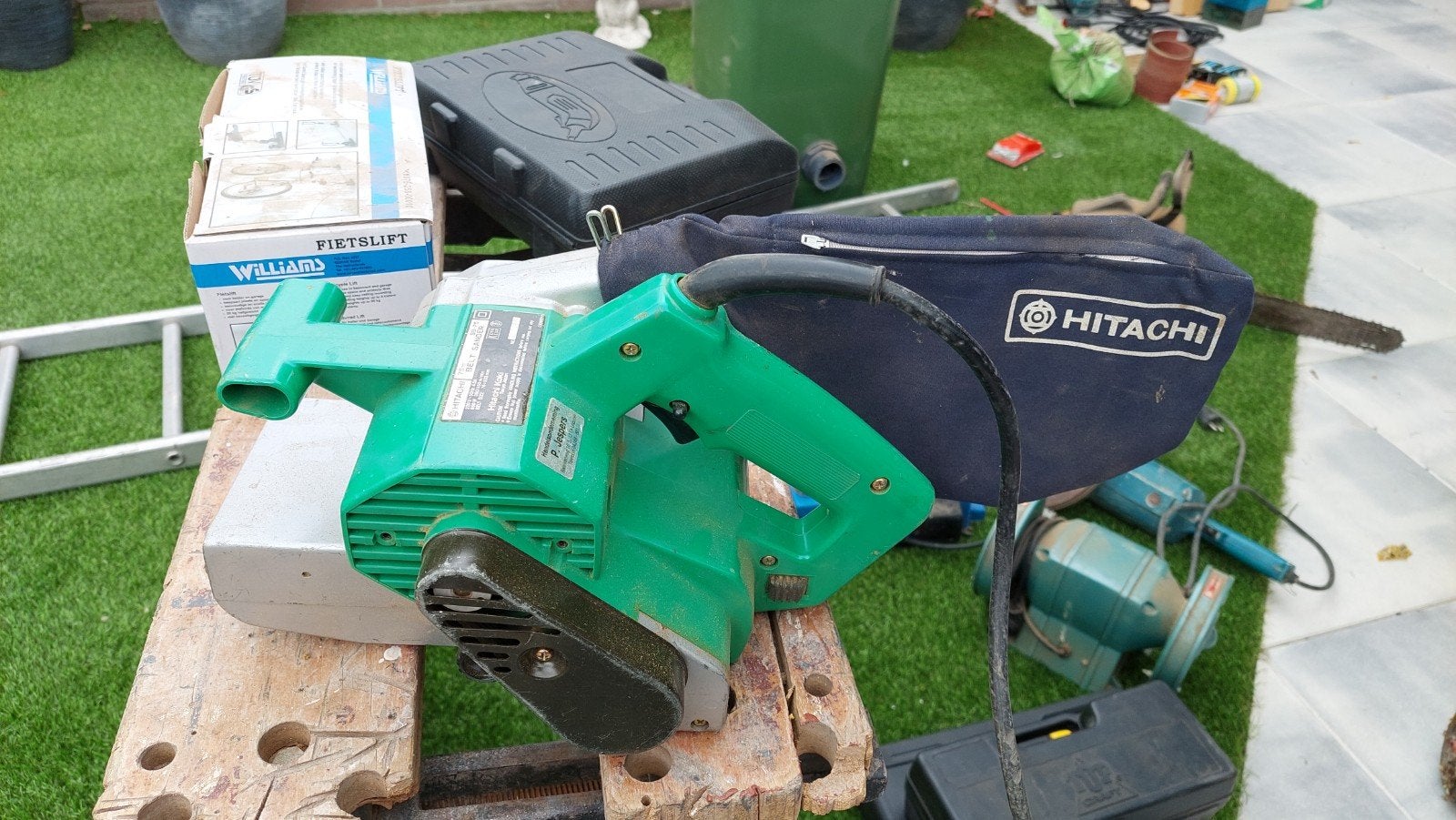 Hitachi Bandschuurmachine met schuurband, Doe-het-zelf en Verbouw, Ophalen, Gebruikt, 600 tot 1200 watt, Bandschuurmachine