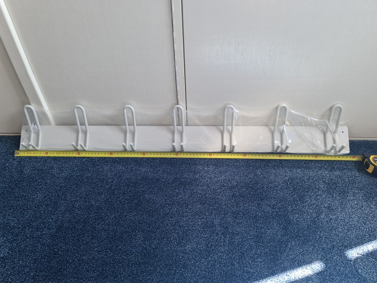 Nieuwe witte metalen wandkapstok 100cm met 7 haken, Huis en Inrichting, Wandkapstok, Nieuw, Ophalen of Verzenden, Minder dan 100 cm
