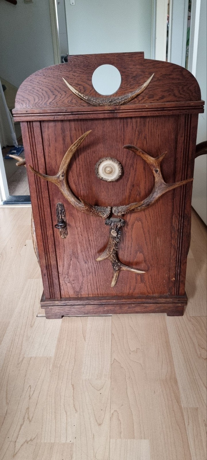 Antieke houten kast met gewei decoratie, Antiek en Kunst, Ophalen