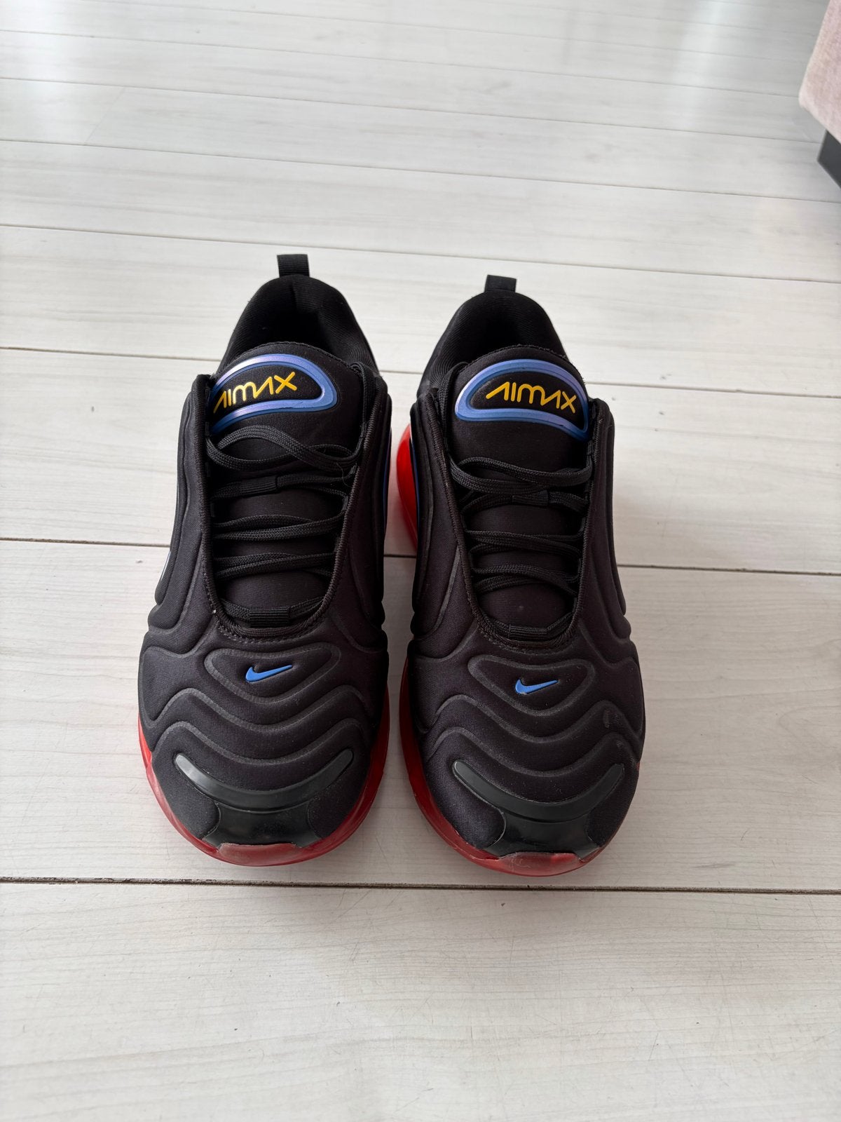 Nike Air Max 720 - Zwart met rode zool, Ophalen of Verzenden, Zo goed als nieuw, Zwart, Sneakers of Gympen