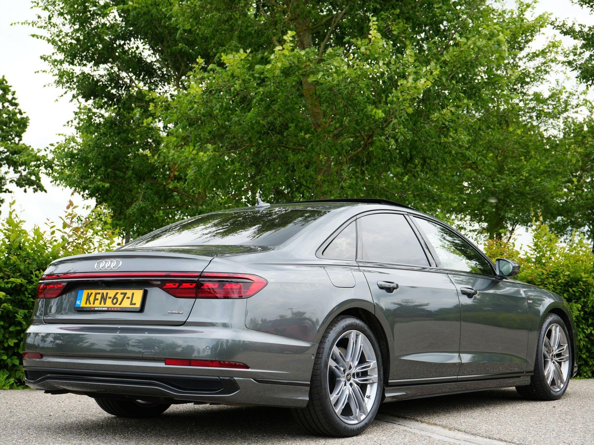 Foto 29 van Audi A8 S-Line 60 TFSI e 462 PK QUATTRO | Vierwielbesturing