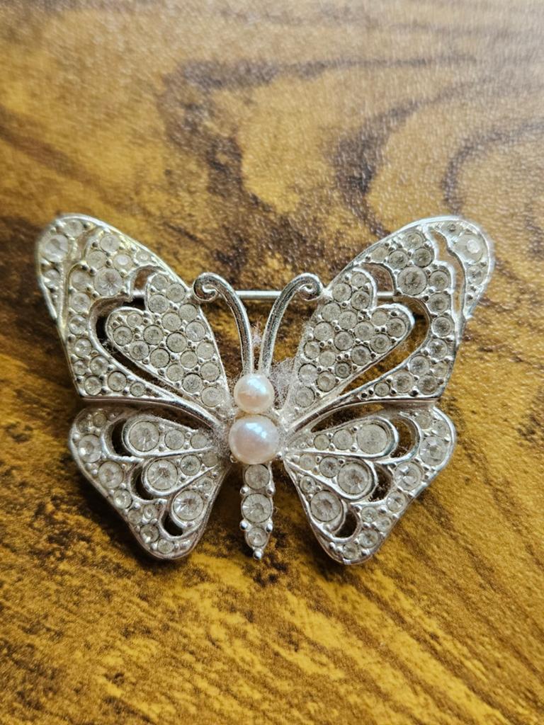 Vintage Zilverkleurige Vlinder Broche met Strass en Parels, Met strass, Overige materialen, 4 tot 7 cm, Gebruikt