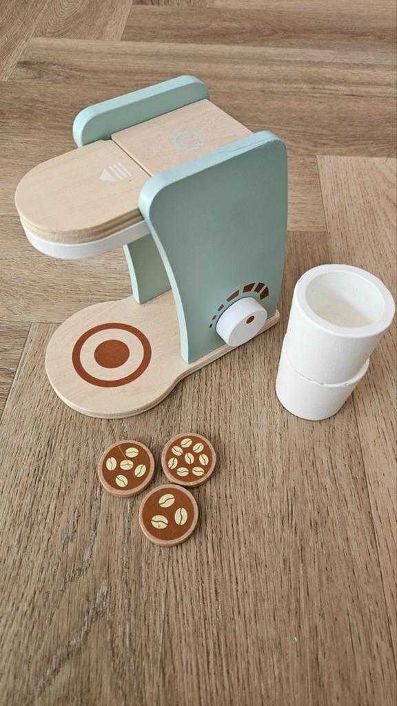 Houten koffiezetapparaat speelgoed met accessoires, Ophalen of Verzenden, Gebruikt, Meubelstuk of Keukentje