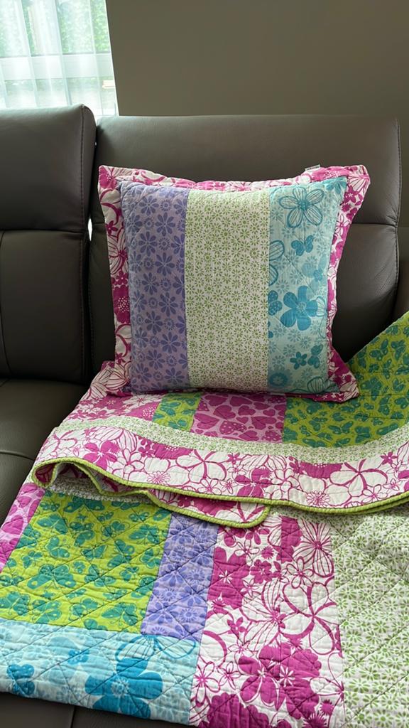 Prachtig twee zijdig Hiccups sprei met groot kussen!, Ophalen of Verzenden, Gebruikt, Kleed of Kussen
