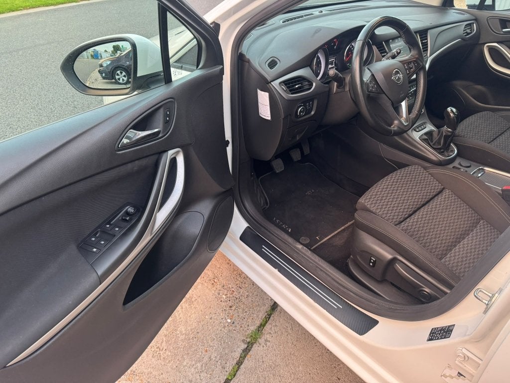 Foto 11 van Opel Astra 1.0 Turbo  Sports Tourer 2017 Wit Airco| trekhaak