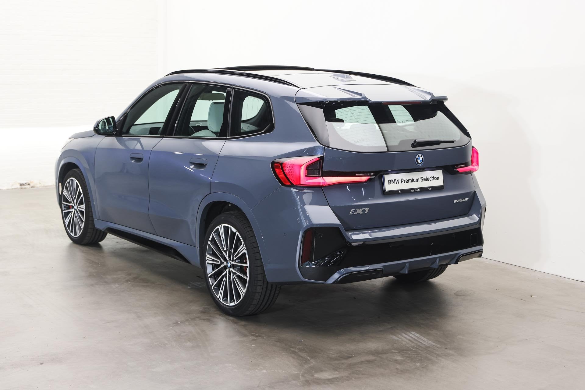 BMW iX1 eDrive20 M Sport / Panoramadak / Sportstoelen / Comf, Gebruikt, 750 kg, Met garantie (alle), 24 min