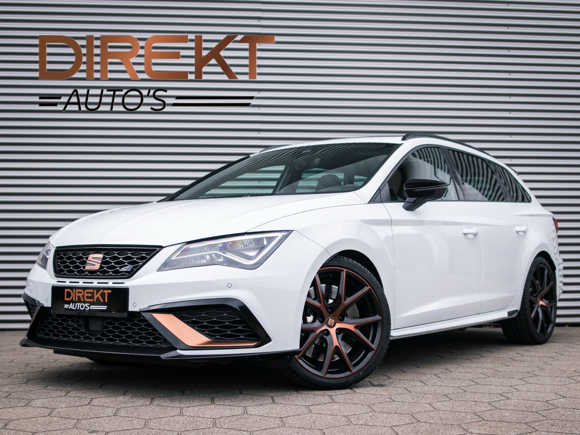 SEAT Leon ST 2.0 TSI CUPRA R 4DRIVE PANO CARBON BREMBO BEATS, Auto's, Automaat, Dealer onderhouden, Gebruikt, Zwart