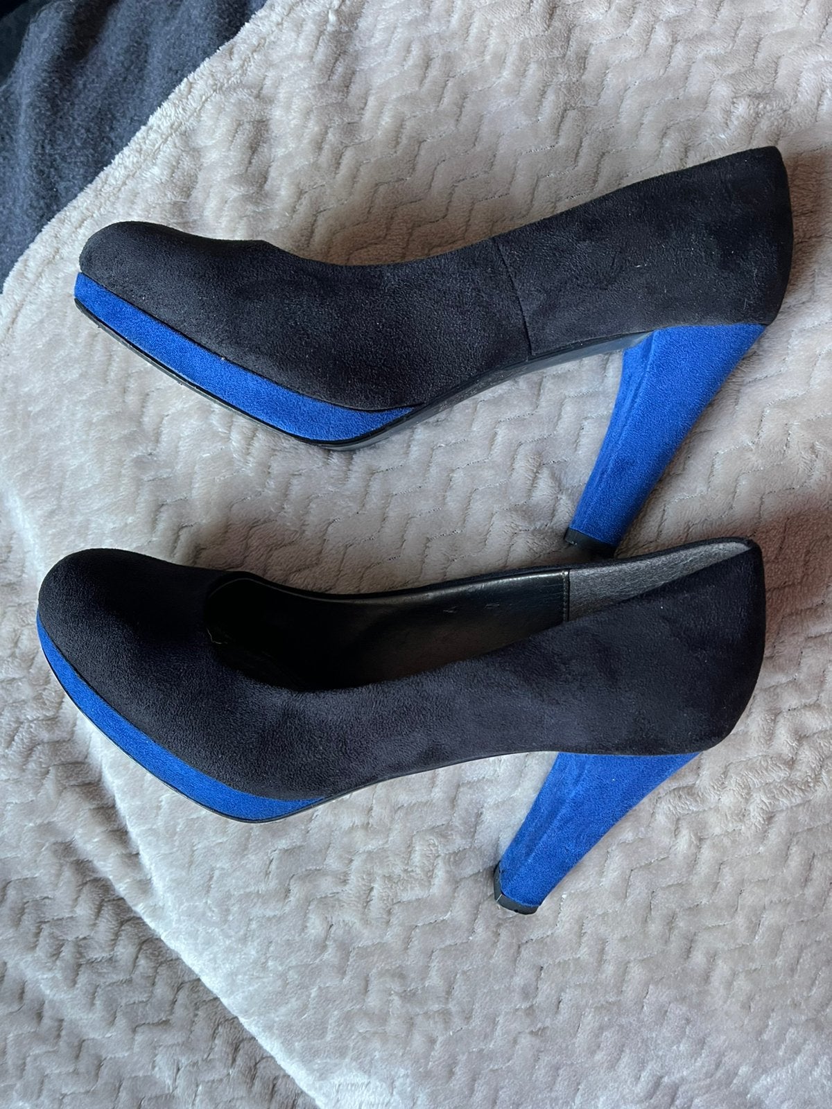 Zwarte pump met blauwe hak van Bluebox maat 41., Pumps, Zwart, Ophalen of Verzenden, Gedragen