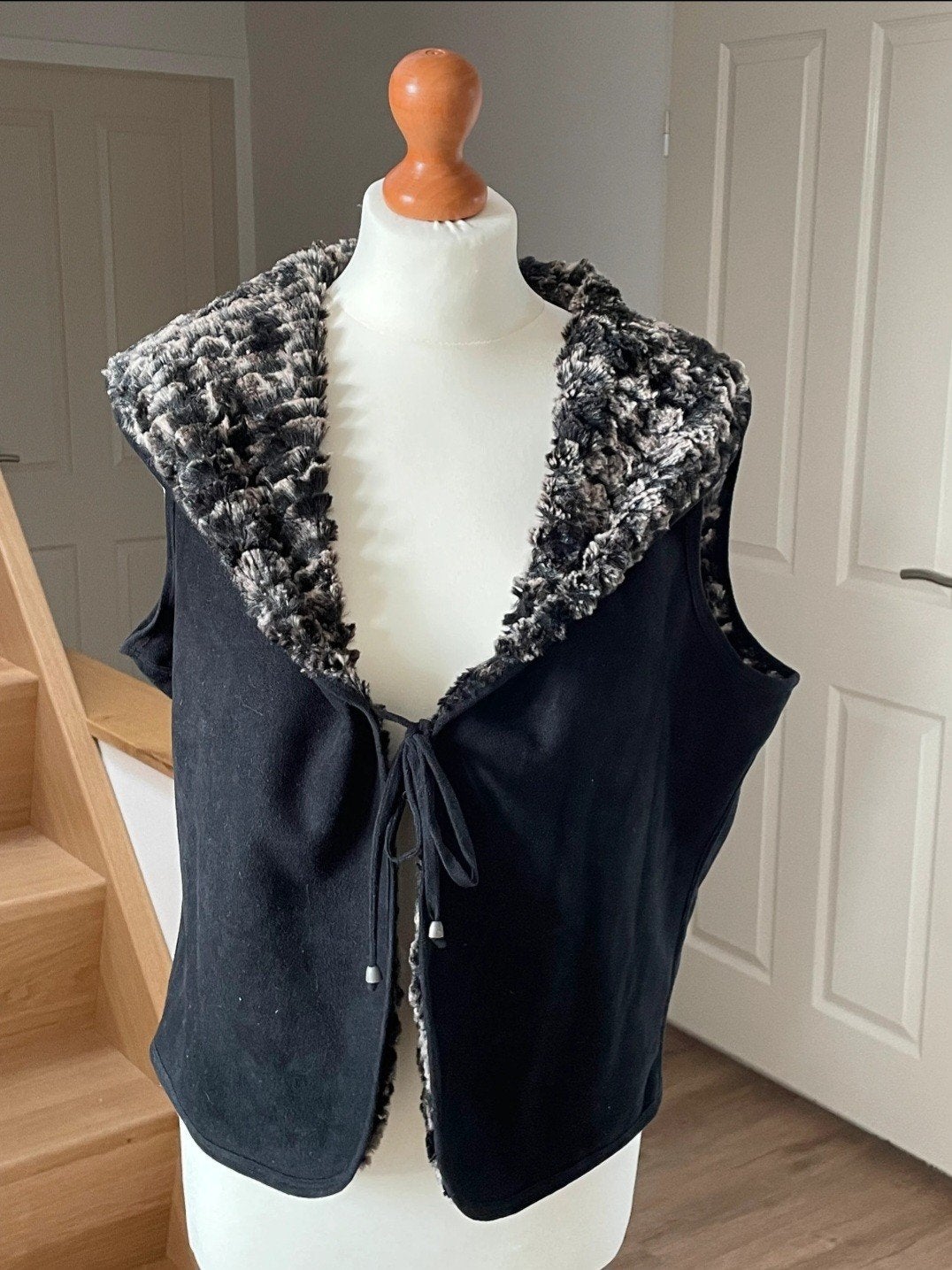 Gilet. Suedine en nepbont. 2 zijden draagbaar. 44, Ophalen of Verzenden, Nieuw, Maat 42/44 (L), Zwart